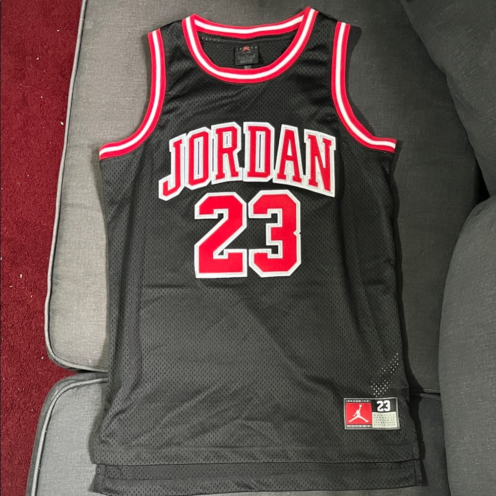 Jordan Black Jersey with Red Highlights Size Kids Large